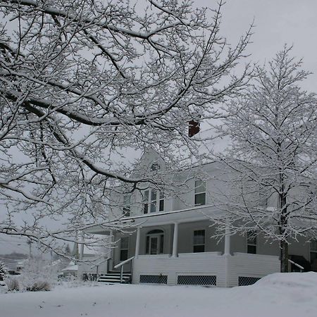The Young House Bed And Breakfast Millinocket Εξωτερικό φωτογραφία