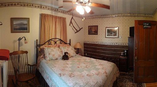 The Young House Bed And Breakfast Millinocket Εξωτερικό φωτογραφία