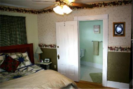 The Young House Bed And Breakfast Millinocket Δωμάτιο φωτογραφία